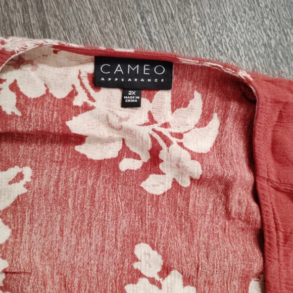 Cameo Floral Blouse in Red and Cream - Picture 4 of 7